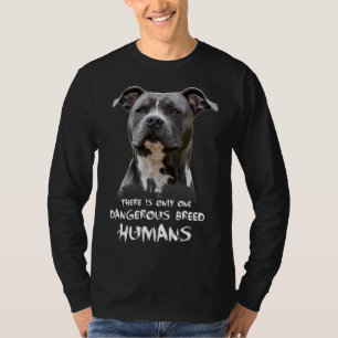 Er is slechts één gevaarlijke borstwerende mens in t-shirt