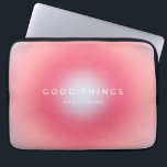 Er komen goede dingen, verloop laptop sleeve<br><div class="desc">Goede dingen komen - inspirerend motivatie prijsopgave - gradiënt / aura - roze en blauw.</div>
