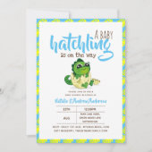 Er komt een baby-dinosaurus aan, dinosaurus knuffe kaart (Voorkant)