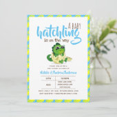 Er komt een baby-dinosaurus aan, dinosaurus knuffe kaart (Staand voorkant)