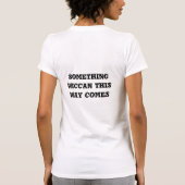 Er komt iets Wiccan T-shirt (Achterkant)