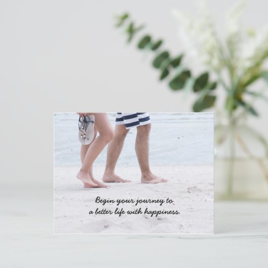 Er loopt een paar langs het strand feestdagenkaart (Staand voorkant)