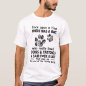 Er was een meisje dat van Honden en Tattoos hield T-shirt (Voorkant)