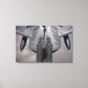 Er wordt een US Air Force F-22 Raptor bijgetankt Canvas Afdruk