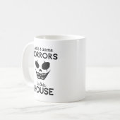 Er zijn een paar verschrikkingen in dit huis koffiemok (Voorkant links)