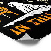 Er zijn enkele verschrikkingen in dit huis grappig poster (Hoek)