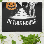 Er zijn enkele verschrikkingen in dit huis grappig theedoek (Gevouwen)