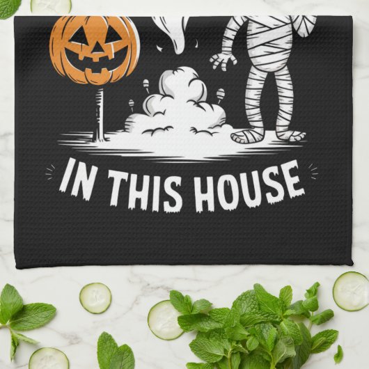 Er zijn enkele verschrikkingen in dit huis grappig theedoek (Gevouwen)