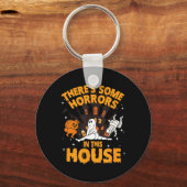 Er zijn enkele verschrikkingen in dit huis pompoen sleutelhanger (Voorkant)