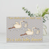 Er zijn tweelingen op weg naar baby shower kaart (Staand voorkant)