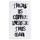 Er zit koffie in deze tas, Gift Wrapping GiftBag Klein Cadeauzakje (Achterkant)