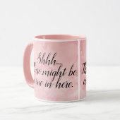 Er zit misschien wijn in deze grappige roze Waterv Mok (Voorkant links)