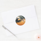 Ergens Anders – Naar de Wereld Kijkend Ronde Sticker (Envelop)