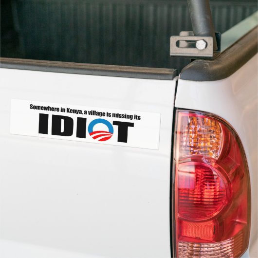 Ergens in Kenia mist een dorp zijn idioot Bumpersticker (Op Truck)