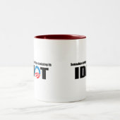 Ergens in Kenia mist een dorp zijn idioot Tweekleurige Koffiemok (Center)