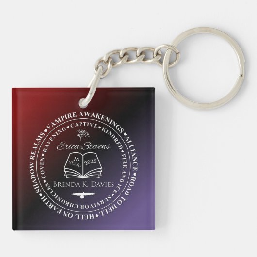 Erica Stevens Brenda K Davies 10 jaar Jubileum Sleutelhanger (Achterkant)