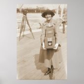 Erika Morini Holding Large Box Camera Poster (Voorkant)