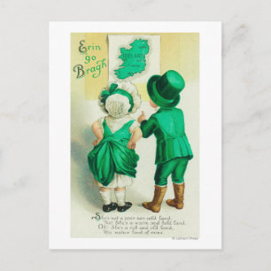 Erin Go Bragh Couple die de Ierse kaart bekijkt