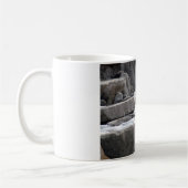 Ermine op Snowy Rocks Koffiemok (Links)