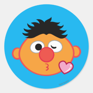Ernie die een kus geeft ronde sticker