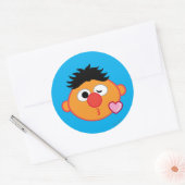 Ernie die een kus geeft ronde sticker (Envelop)