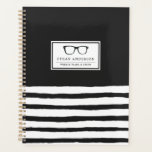 Ernstige bril | Wekelijkse plannen & spullen Planner<br><div class="desc">Houd je geest georganiseerd met deze grappige en luchtige gestreepte planner. Het beschikt over een retro bril gevolgd door jouw naam in een klassiek lettertype eronder. Rondom dit zijn gestileerde zwart-witte strepen om de retro look te compenseren.</div>