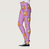 Ernstige katten op paars leggings (Links)