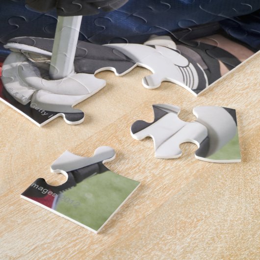 Ernstige lacrosse speler die kruis vasthoudt legpuzzel (Zijkant)