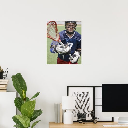 Ernstige lacrosse speler die kruis vasthoudt poster (Thuiskantoor)