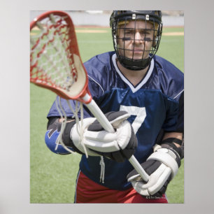 Ernstige lacrosse speler die kruis vasthoudt poster