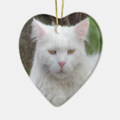 Ernstige witte kat keramisch ornament (Links)