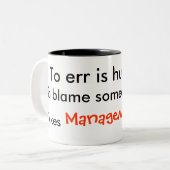 Err is menselijk, iemand anders de schuld geven... tweekleurige koffiemok (Voorkant links)