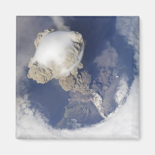 Eruptie van de Sarychev-vulkaan Magneet