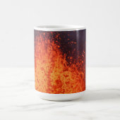 Eruption vulcano: fontein lava uit krater koffiemok (Center)