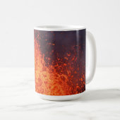 Eruption vulcano: fontein lava uit krater koffiemok (Voorkant rechts)