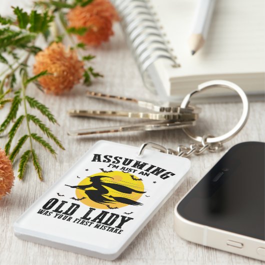 Ervan uitgaande dat een oude dame je eerste heks w sleutelhanger (Voorkant Rechts)