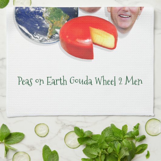 Erwten op aarde Gouda Wheel 2 Mannen Trump & Pence Theedoek (Gevouwen)