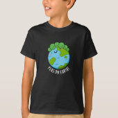Erwten op aarde Grappige Veggie Peace Pun Dark BG T-shirt (Voorkant)