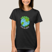 Erwten op aarde Grappige Veggie Peace Pun Dark BG T-shirt (Voorkant)