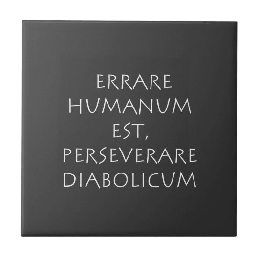 Erzeldzaam humanum est perseverare diabolicum tegeltje (Voorkant)