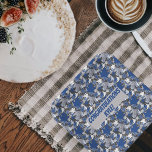 Esdoornbladeren Blauw op een Houtskool Achtergrond Papieren Bordje<br><div class="desc">Blauwe,  grijze en witte esdoornbladeren op een houtskool (bijna zwarte) achtergrond. Andere kleuren beschikbaar.</div>