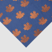 Esdoornbladeren op blauwe achtergrond tissuepapier (Detail)