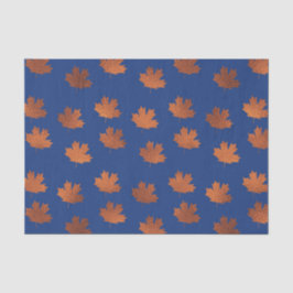 Esdoornbladeren op blauwe achtergrond tissuepapier