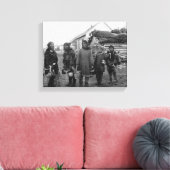 Eskimo Berry Pickers in Nome, Alaska Foto Canvas Afdruk (Insitu (Woonkamer))