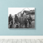 Eskimo Berry Pickers in Nome, Alaska Foto Canvas Afdruk (Insitu (Houten vloer))