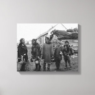 Eskimo Berry Pickers in Nome, Alaska Foto Canvas Afdruk