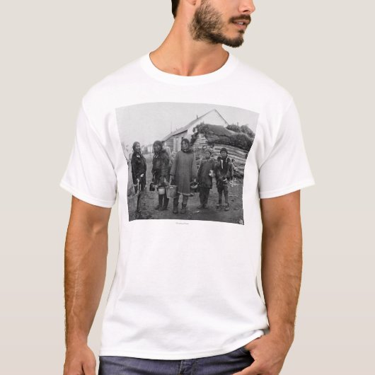 Eskimo Berry Pickers in Nome, Alaska Foto T-shirt (Voorkant)