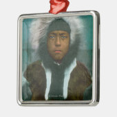 Eskimo Boy genaamd "Menadelook" Metalen Ornament (Links)