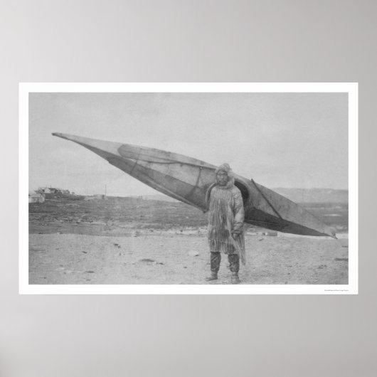 Eskimo Carrying Kayak 1909 Poster (Voorkant)