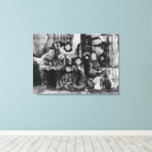 Eskimo familie in Winter Igloo Foto Canvas Afdruk (Insitu (Houten vloer))